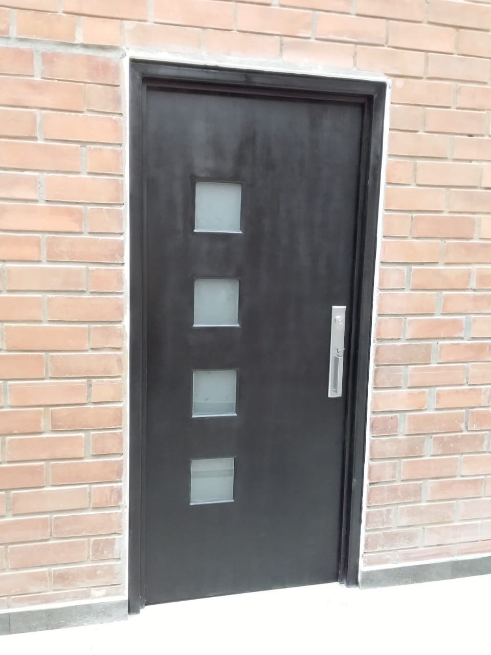 Construcción de puertas en aluminio, hierro, vidrio