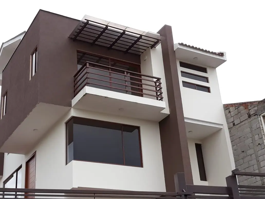 Construcción de balcones con baranda de hierro